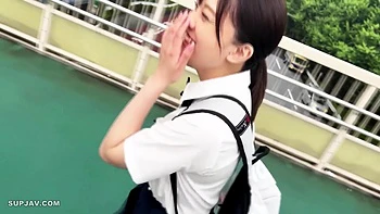 Азиатская школьница отсасывает член