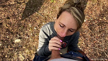 Baiser sauvage en plein air dans les collines avec Luna & Markus