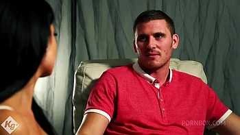 Milf morena se veste sexy para montar seu pau enorme