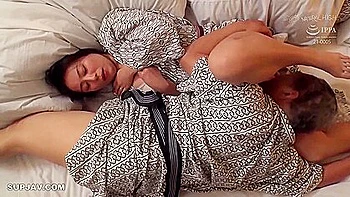 Adolescente asiática corre dura en JAV sin censura