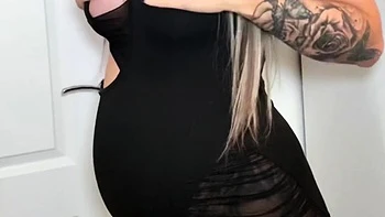 MILF loira de vestido preto se masturba com brinquedos