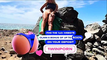 Rubia nudista chupando y follada a cuatro patas en la playa