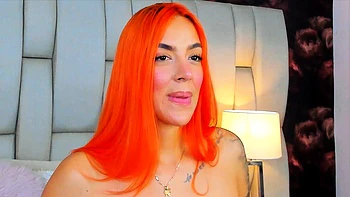 Gata ruiva se masturba com peitos furados