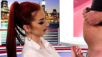 Rubia cachonda traga y recibe facial