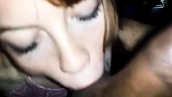 Amatrice rousse suce un gros noir dans le noir avec une finition faciale