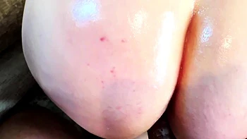 Festgeklemmt für Papas Aufmerksamkeit – zweimal gefickt und vollgespritzt