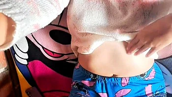 Stiefvater erwischt uniformierte Stiefschwester beim Wichsen