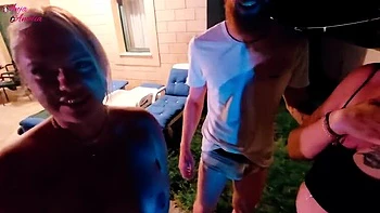 Cuarteto en piscina: MILFs alemanas con blowjob y sexo duro