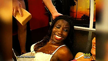 Lustige Lesben-Orgie mit Pissen & Schwanzlutschen im nassen Gangbang