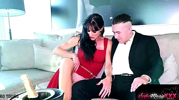 Sofie Marie MILF encaisse grosse bite noire dans trio à Vegas