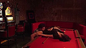 Brune à gros seins baise avec Rico Hernandez au bar en lingerie