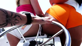 Fette Ärsche ficken für den glücklichen Kapitän im Dreier