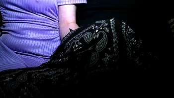 Brünette lutscht großen Schwanz und creampied Doggy am Feuer