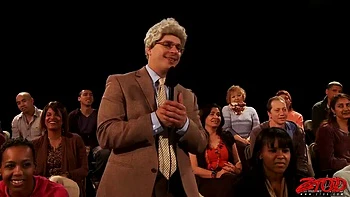 MILF chupa e monta com peitos grandes no doggy