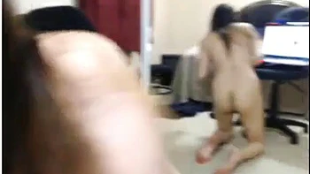 Азиатка на вебкамеру мастурбирует одна