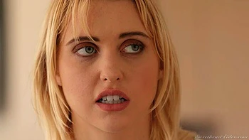 Val Dodds e Chloe Cherry lambem e transam hardcore lésbicas