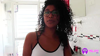 Jeune sportive brune veut un gros black pour percer