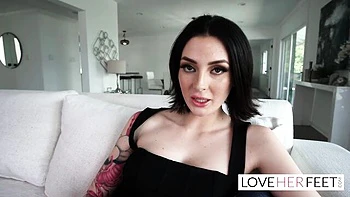 Charlotte Sins verehrt Füße mit kinky Footjob