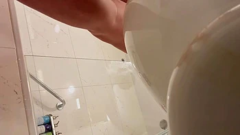 Rubia peluda universitaria se masturba en la ducha