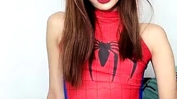 Japanisches Teen Breanna reitet Dildo im Kostüm