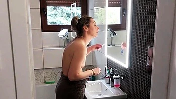 Blonde wird vom Lieferanten doggy gefickt