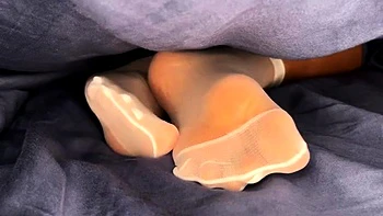 Pink Foxx se quita las medias negras en la cama sola