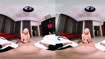 Blonde adolescente séduit et baise des hommes sur scène