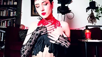 Brünette Teen EnchantrixV dominiert sich selbst solo