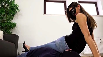 Madame Marissa fode forte com facesitting doloroso