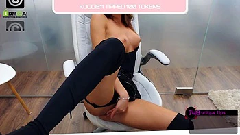 Большегрудая малышка раздевается в чатe