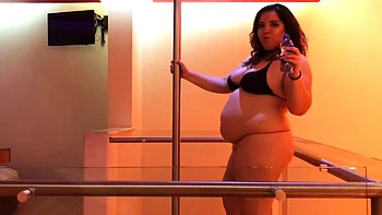 Grosse BBW strip-teaseuse et baiseuse au poteau