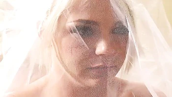 Blonde mit rasiertem Fotzen beim DP-Dreier und Arsch-zu-Mund