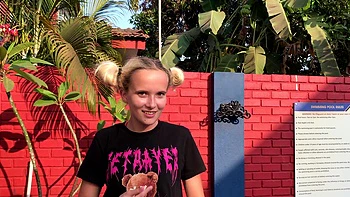 Blonde amateur baise son mec en levrette seins naturels