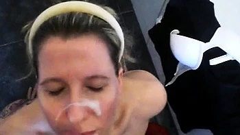 Брюнетка сосет член и ебет лицо в POV