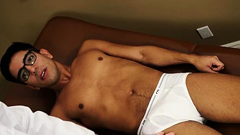 Twink latino pequeno tem o cu fodido hardcore