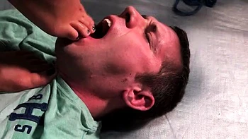 Mikaela domina con sus pies salvajes