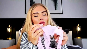 Блондинка мачеха Доммелия трахнута черным членом