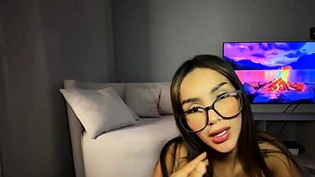 Samy Sun7 chupando y follando como ninguna teen asiática