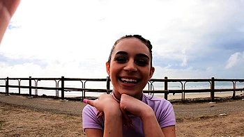 Ария Валенсия показывает твердые соски и сосет член