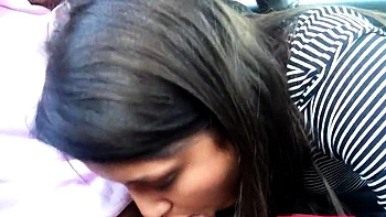 Amatrice brune britannique suce et se branle en voiture