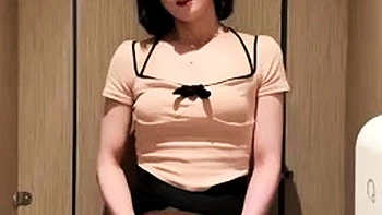 Elia Blaine s'exhibe en public et se branle en solo