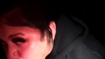 Kendoll lutscht dicken schwarzen Schwanz im Nacht-POV