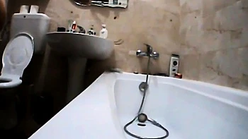 Brünette Milf zeigt engen Arsch in Nahaufnahme