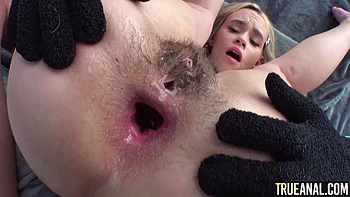 Khloe Kingsley leva porra no cu com pau gigante