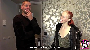 Zorra pelirroja cachonda recibe polla dura en el culo