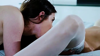 Anal hardcore avec brune poilue aux gros seins naturels