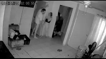 sorprendo a mi sobrina detras de la puerta masturvandose y me toca