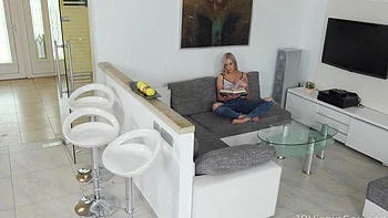 Adolescente blonde Angelika Grace se masturbe en culotte