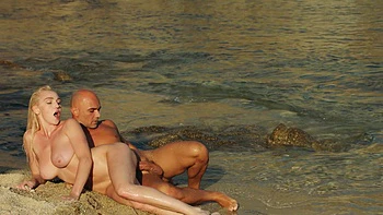 Deux bombes sucent et chevauchent une bite sur la plage