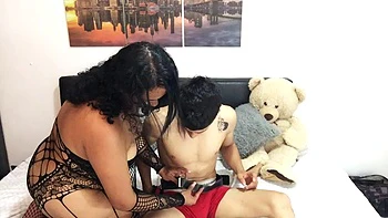 Meine Stiefmutter fickt mich als devotes Schoßhündchen